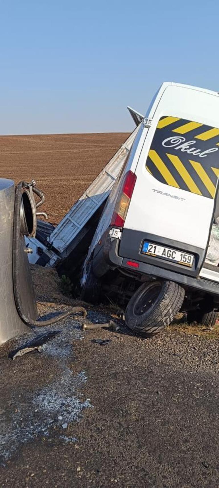 Diyarbakırda 3 aracın karıştığı feci kaza: 12si öğretmen 14 yaralı