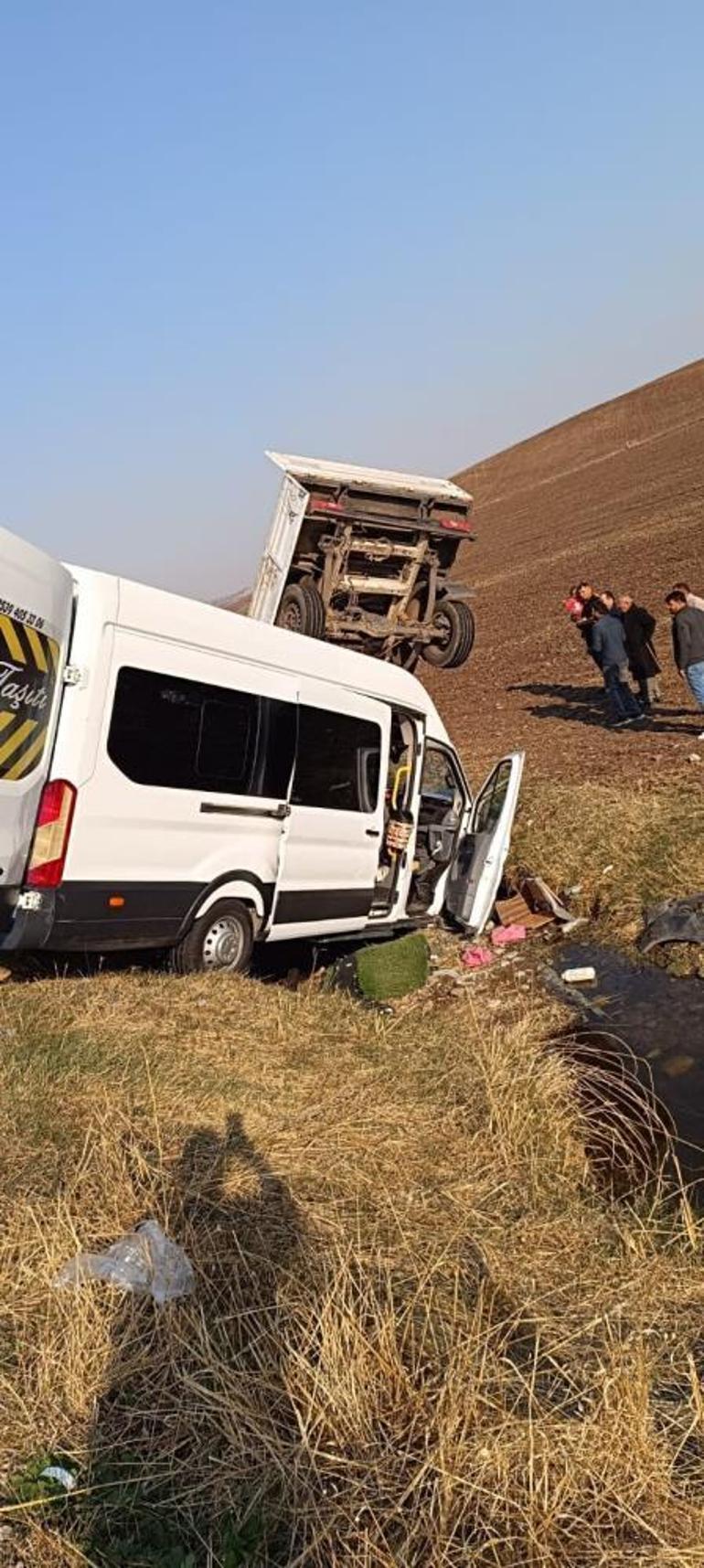 Diyarbakırda 3 aracın karıştığı feci kaza: 12si öğretmen 14 yaralı