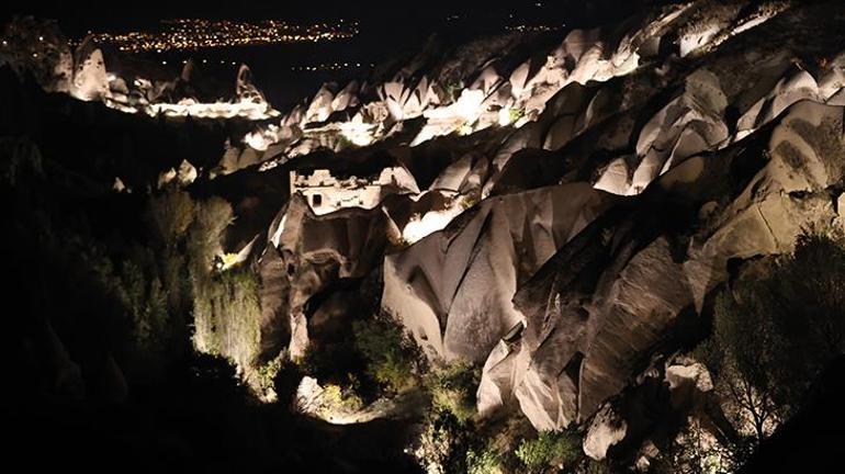 Peri bacaları gece turizmine açıldı Güvercinlik Vadisi aydınlatıldı