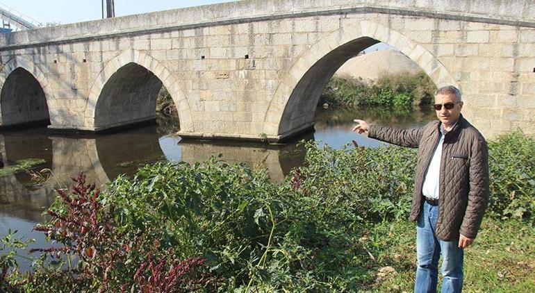 Araç trafiğine kapalı Tarihi köprü 50 metre yer değiştirdi