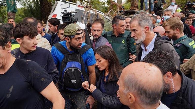 İspanyada sel bölgesine giden Kral Felipeye protesto