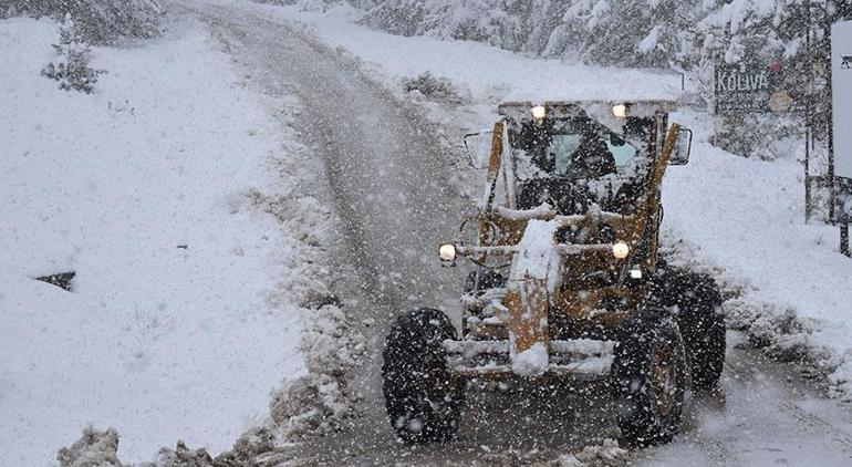 Hava soğudu, bir kent beyaza büründü 7 köye ulaşım sağlanamıyor