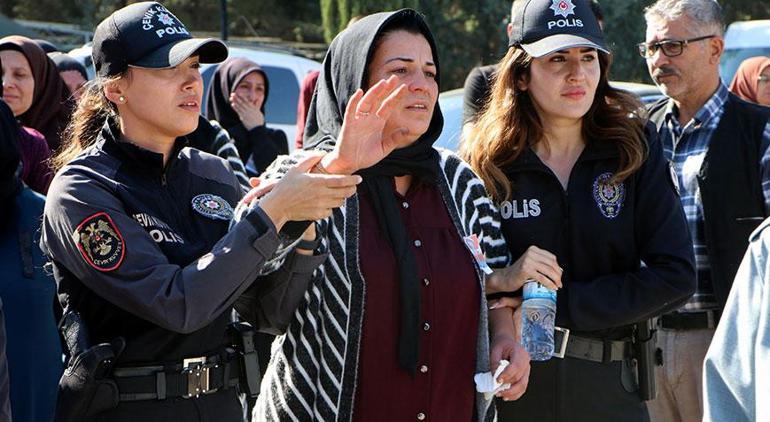 Polis eşini son yolculuğuna selam vererek uğurladı