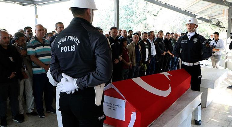 Polis eşini son yolculuğuna selam vererek uğurladı