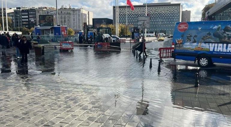 Taksim sular altında kaldı, vatandaşlar yürümekte güçlük çekti