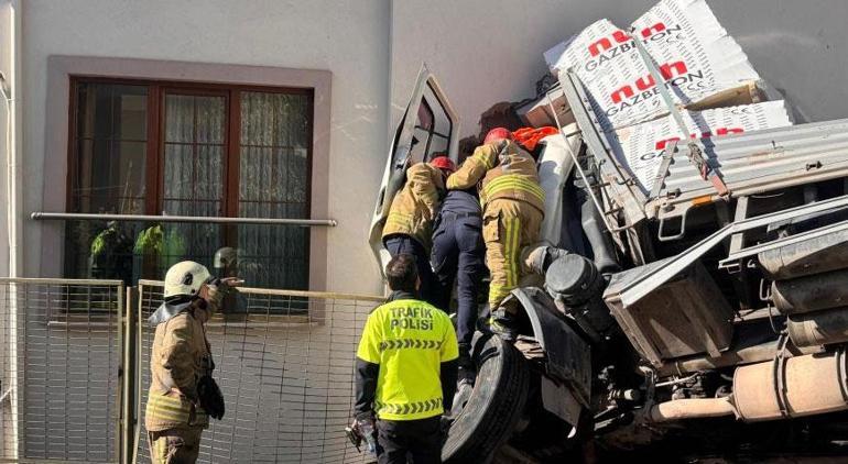 Kartalda feci kaza Kontrolden çıkan TIR eve girdi