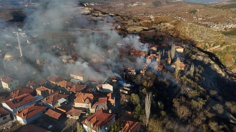 Kütahyada çöplükte çıkan yangın Kızılçukur köyüne yayıldı Vatandaşlar tahliye edildi