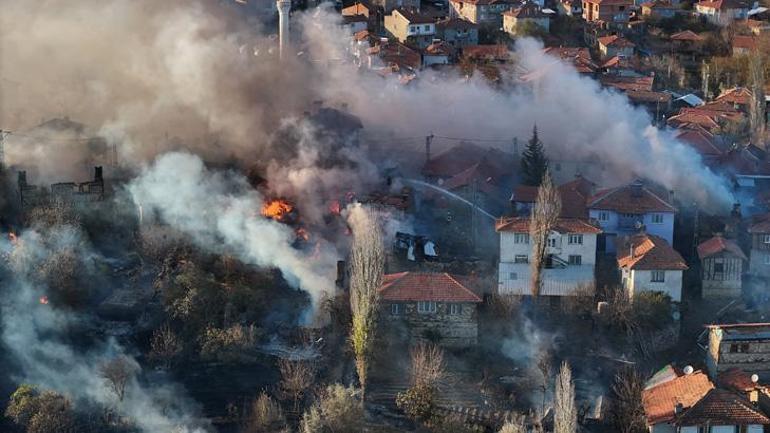 Kütahyada çöplükte çıkan yangın Kızılçukur köyüne yayıldı Vatandaşlar tahliye edildi