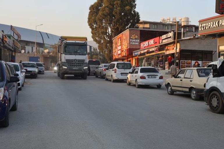 Hatayda mucize gibi görüntü Kamyonun altında yürüyerek çıktı