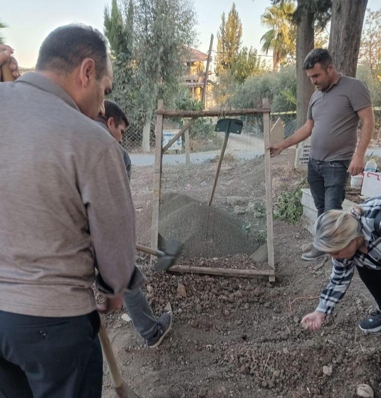 Defin için kazdığı mezarda küp buldu, içinden çıkanlar şaşkına çevirdi: Tam bin 100 tane