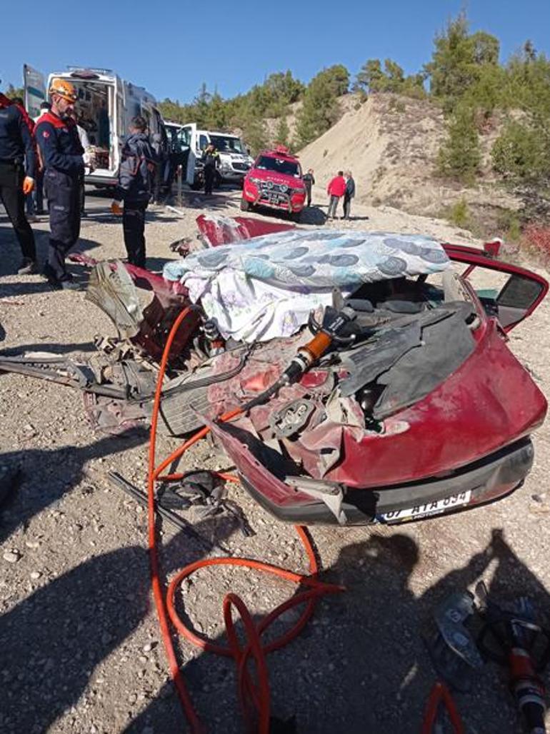 Antalya-Isparta yolunda feci kaza: 2 ölü, 6 ağır yaralı