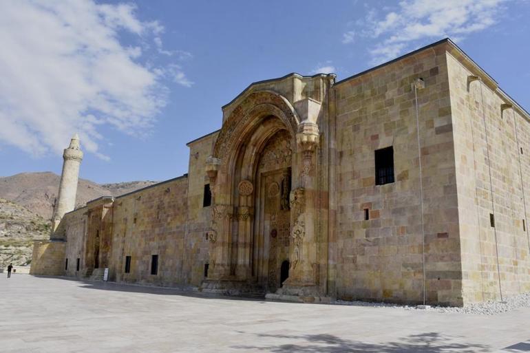 Yer: Sivas Sütuna sarılıp ağlayan turiste: Ne gördün de bu kadar etkilendin sorusu gizemini ortaya çıkardı