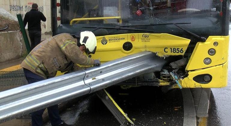 Kadıköy korkunç kaza İETT otobüsü bariyere ok gibi saplandı