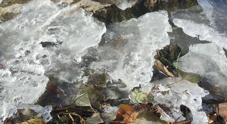 Hava sıcaklığı eksi 9 dereceye düştü Kura Nehri buz tuttu