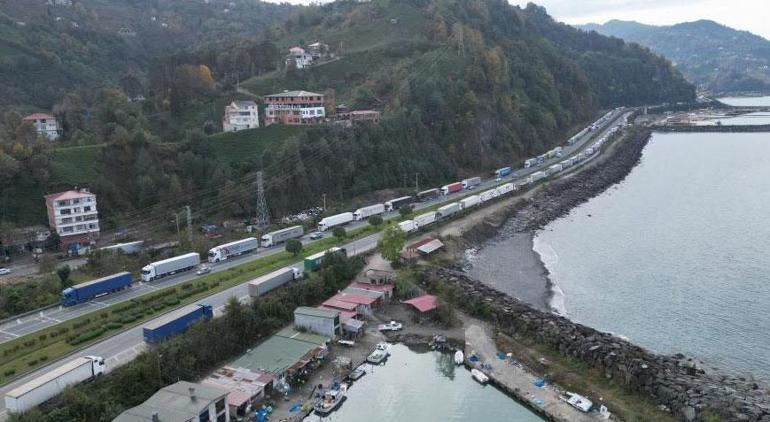 Kilometrelerce TIR kuyruğu oluştu ‘4-5 gün burada bekliyoruz’