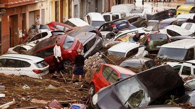 İspanyada yeni sel alarmı: Herkes araçlarını naylona sarıp bağladı