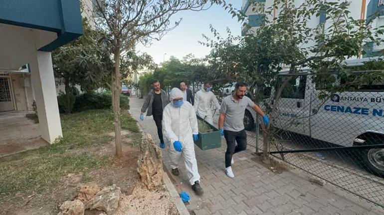 Antalyada bir evde ölü bulunan 3 kardeşin cenazelerini almaya gelen olmadı