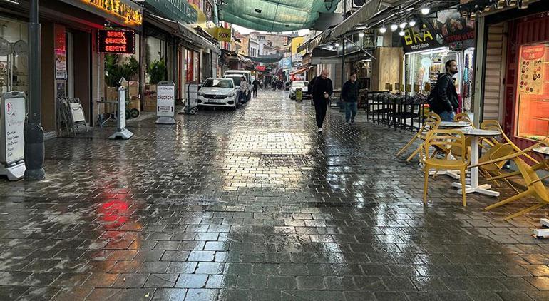 İzmirde sağanak Sokaklar göle döndü, araçlar mahsur kaldı