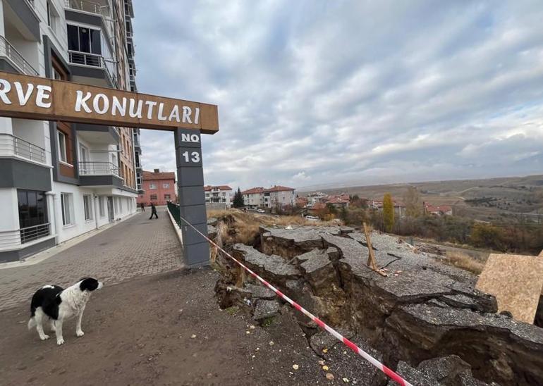 Ankarada panik anları Toprak kayması nedeniyle 10 katlı bina tahliye edildi