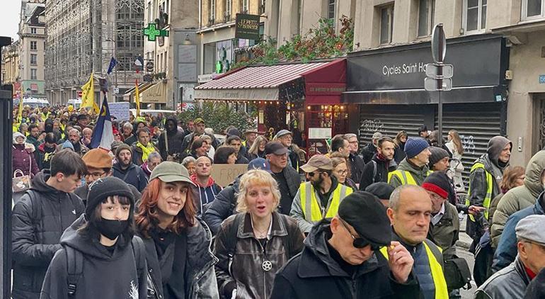 Sarı yelekliler yeniden Fransa sokaklarında Macronu hedef aldılar