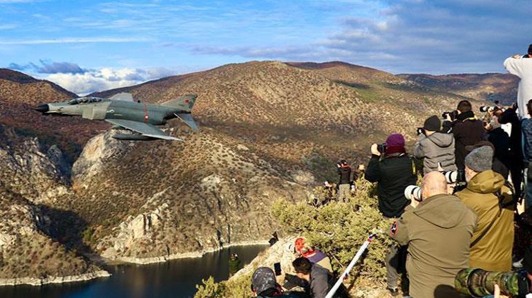 F-4E Phantom uçakları Sakarya Nehri üzerinde