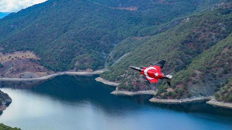 F-4E Phantom uçakları Sakarya Nehri üzerinde