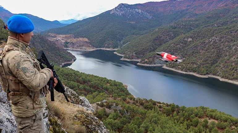 F-4E Phantom uçakları Sakarya Nehri üzerinde