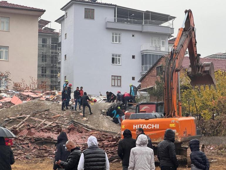 Malatyada yıkım sırasında göçük Enkaz altında kalan işçi kurtarıldı