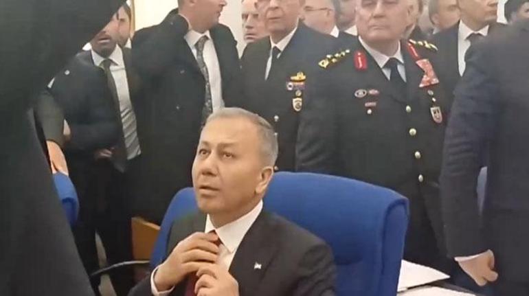 İçişleri bütçe görüşmesinde gerginlik CHPli vekiller Bakan Yerlikayanın girişini engellemek istedi