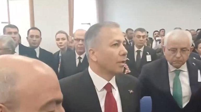 İçişleri bütçe görüşmesinde gerginlik CHPli vekiller Bakan Yerlikayanın girişini engellemek istedi