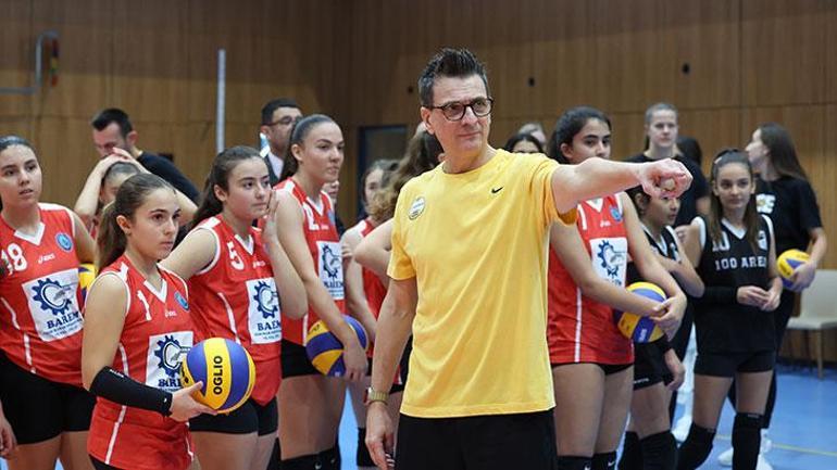 VakıfBankta voleybolcular, öğrencilere antrenörlük yaptı