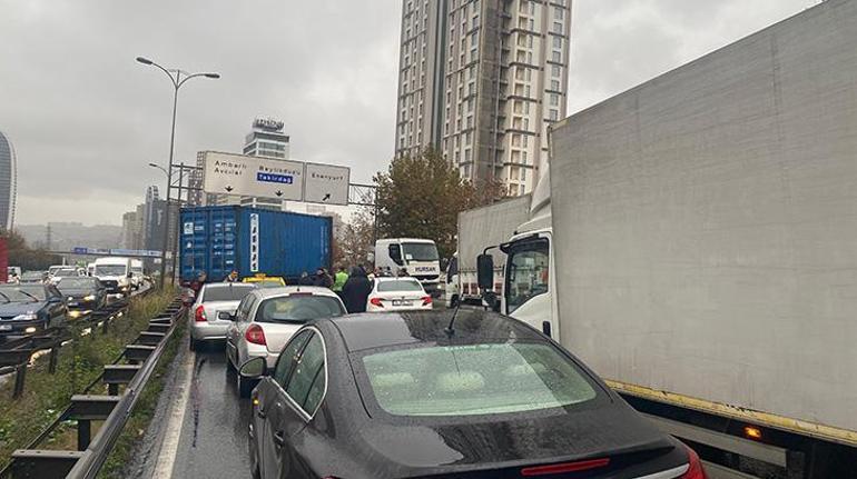 İstanbulu sağanak vurdu: TEMde zincirleme kaza