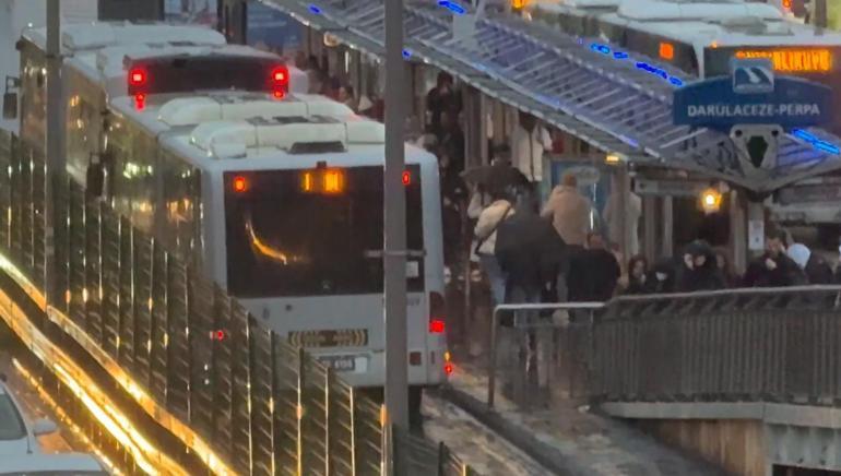 Son dakika...İstanbulda sağanak etkili oldu Trafik yoğunluğu yüzde 90a ulaştı