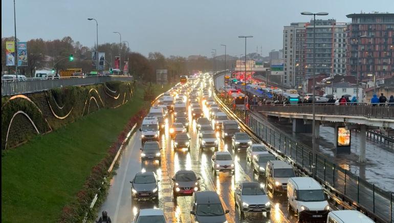 Son dakika...İstanbulda sağanak etkili oldu Trafik yoğunluğu yüzde 90a ulaştı