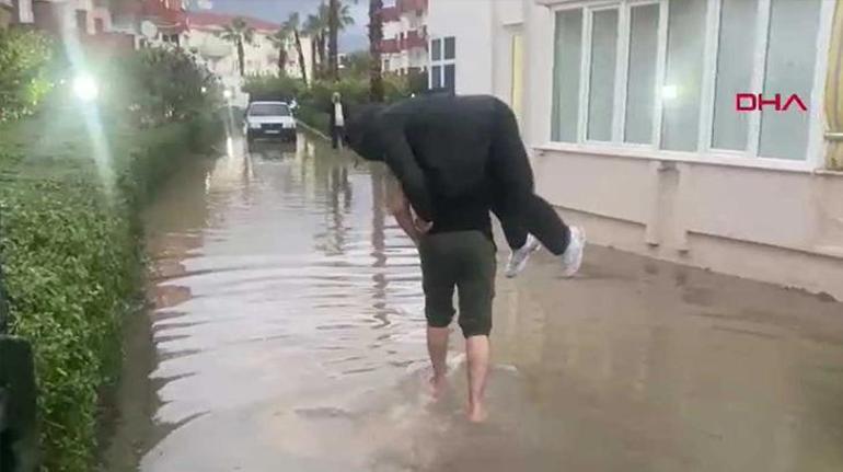 Meteoroloji uyarmıştı Antalyayı sel vurdu Vatandaşlar ev ve otellerde mahsur kaldı