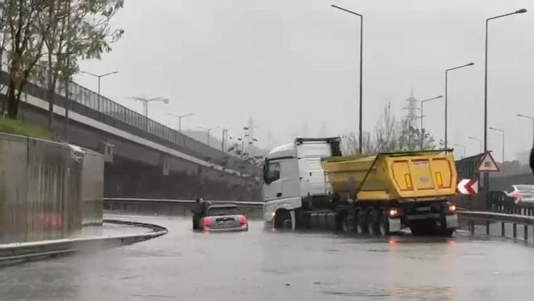 İstanbul yağış ve fırtınaya teslim: Çatılar uçtu, felaketten dönüldü