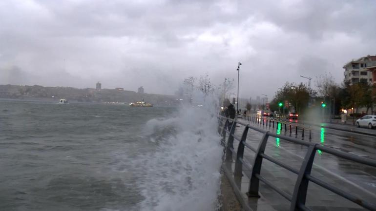 İstanbul yağış ve fırtınaya teslim: Çatılar uçtu, felaketten dönüldü