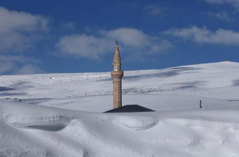 Yoğun kar yağışı ve tipi tek katlı evleri yuttu