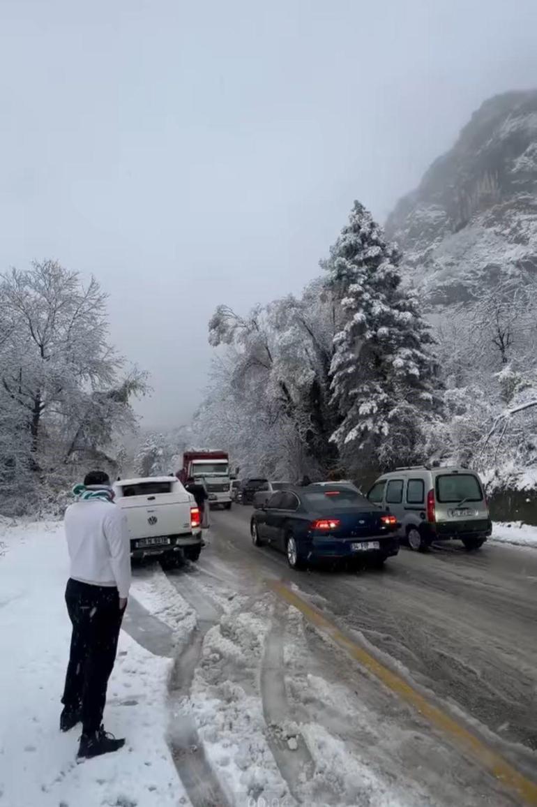 Bursada kar yağışı hayatı felç etti: İlçe yolları kapandı