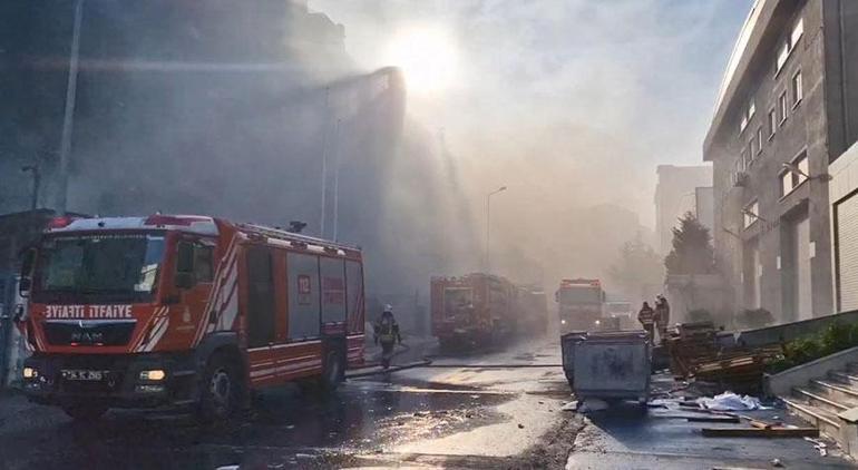 Beylikdüzünde yanan fabrikada çökme riski Geniş güvenlik önlemi alındı