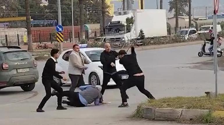 Trafikte yol verme kavgası Elinde süpürge ile inen şoför neye uğradığını şaşırdı