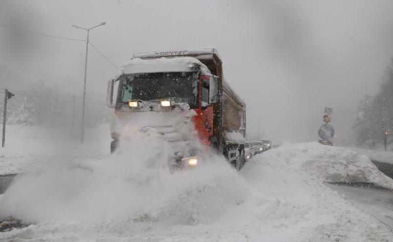 Anadolu Otoyolu Bolu kesimi Ankara yönü kar nedeniyle ulaşıma açıldı