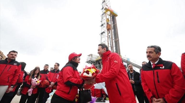 Gabar Dağı’nda çok özel kutlama Bakan Bayraktar şehit öğretmen Aybüke Yalçın Petrol Üretim Sahası’nda öğretmenlerle bir araya geldi