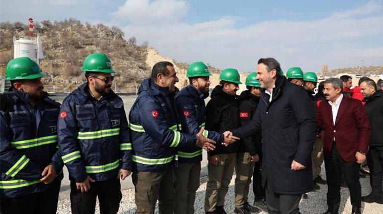 Gabar Dağı’nda çok özel kutlama Bakan Bayraktar şehit öğretmen Aybüke Yalçın Petrol Üretim Sahası’nda öğretmenlerle bir araya geldi