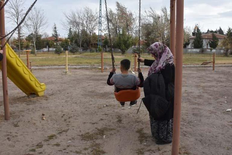 3 eltinin hayatı Türkiyeye örnek oldu Destekleyen de var karşı çıkan da...