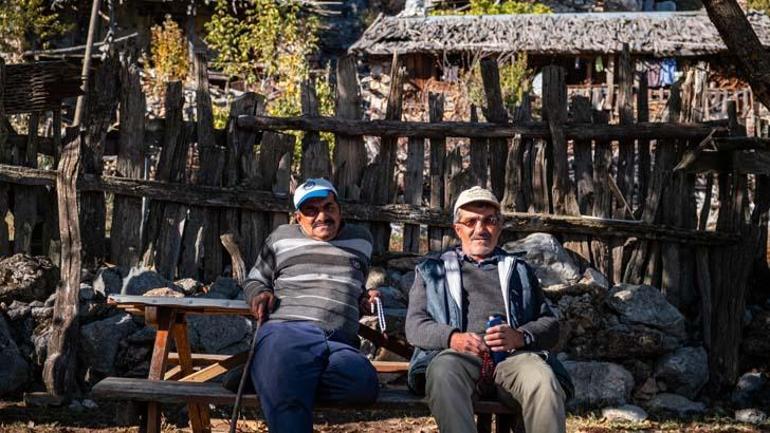 Kurt saldırıları bir köyü boşalttı Meraklıları akın etti