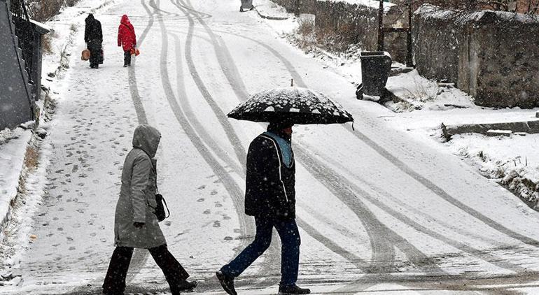 Bir kent tamamen dondu Araçlarını gören şoke oldu, sıcaklık eksi 17yi gösterdi