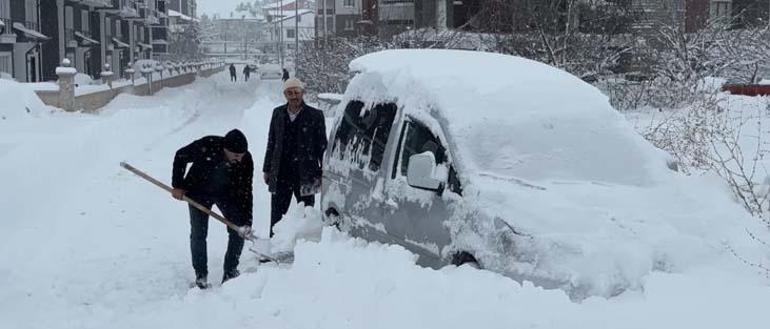 Bir şehir adeta gömüldü Kar kalınlığı 80 cmi geçti: Çıkaramadığımız araçlar öylece kalıyor