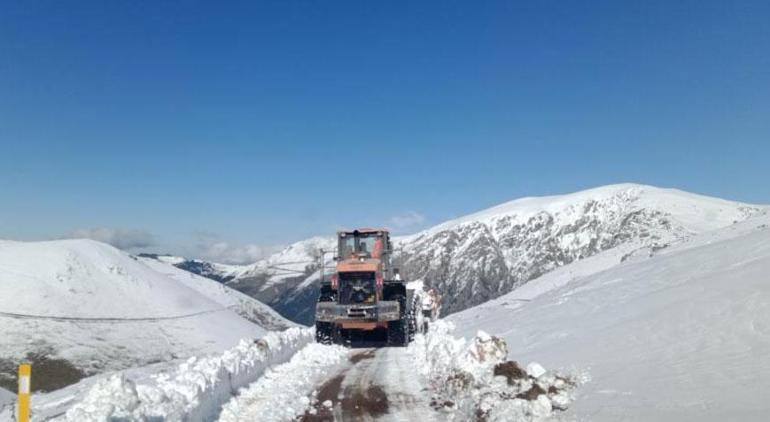 Kar bir köyü yuttu Vatandaşlar diken üstünde