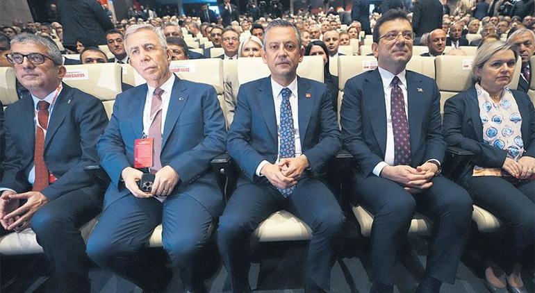 CHP lideri Özel, Ankara’da topladığı belediye başkanlarına seslendi: Yürüyün arkadaşlar arkanızda millet var